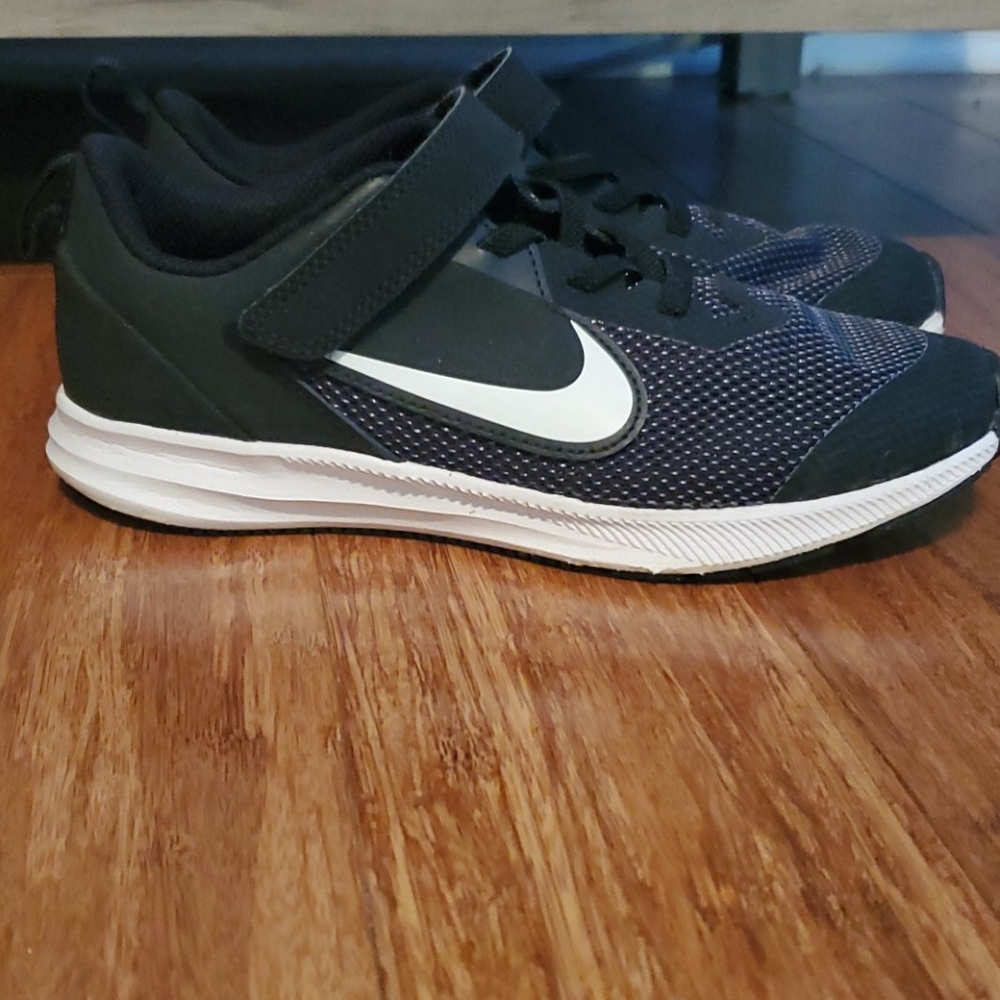 Boys Nike tennis shoes (1Y)